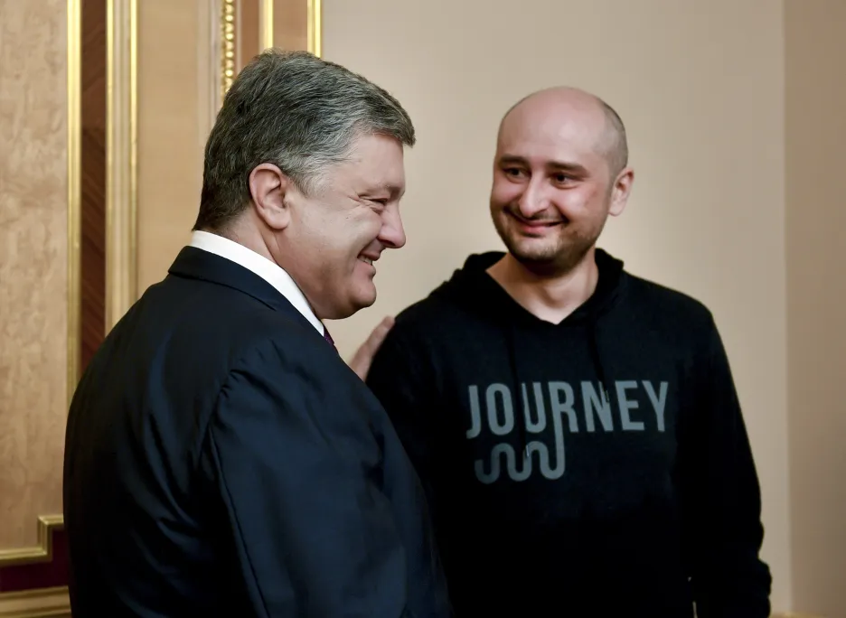 Ukrajinský prezident Petro Porošenko s novinářem Arkadijem Babčenkem