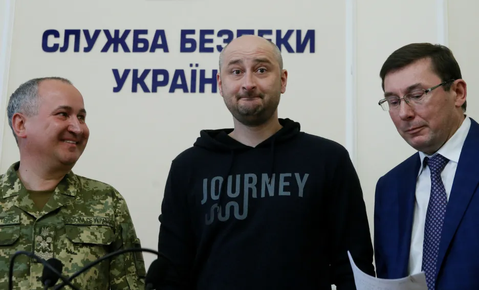Šéf SBU Hrycak, Babčenko a generální prokurátor Lucenko na tiskové konferenci 
