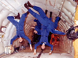 Astronauti ve stavu beztíže (foto: NASA)