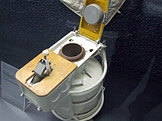 Ruská toaleta na vesmírné stanici MIR (foto: Claus Ableiter, wikiemdia.org)