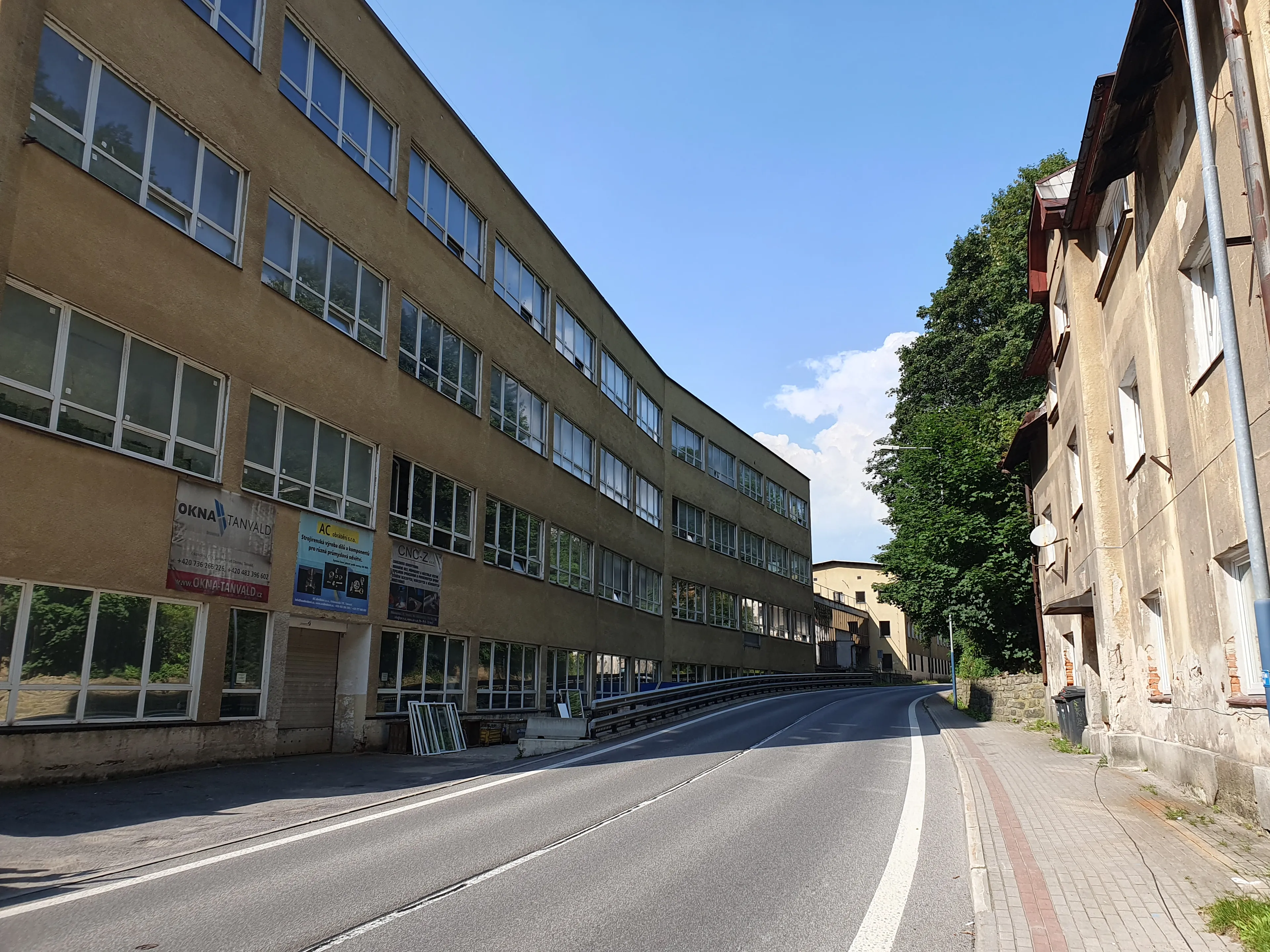 Vojenský technický ústav Tanvald a budova naproti, do níž směřoval televizní přenos.