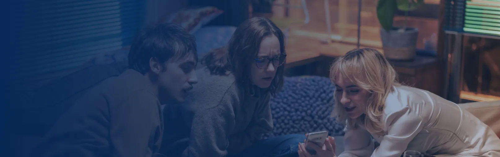 Hranici internetové nevěry i odsuzování druhých zkoumá Denisa Barešová a Elizaveta Maximová v seriálu ČT Vlastně se nic nestalo