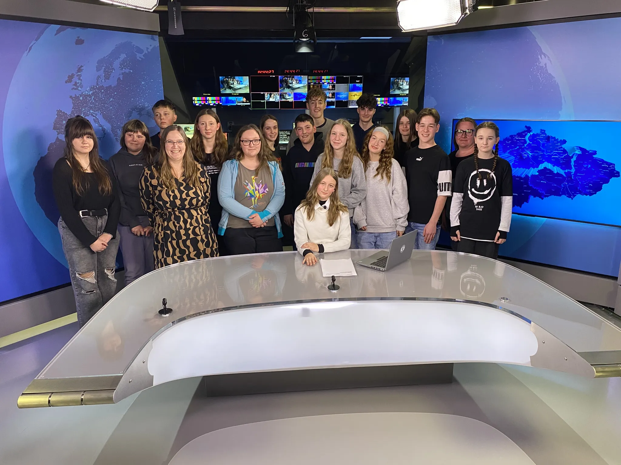 Plzeňské televizní studio učí žáky ověřovat informace i mluvit do kamery