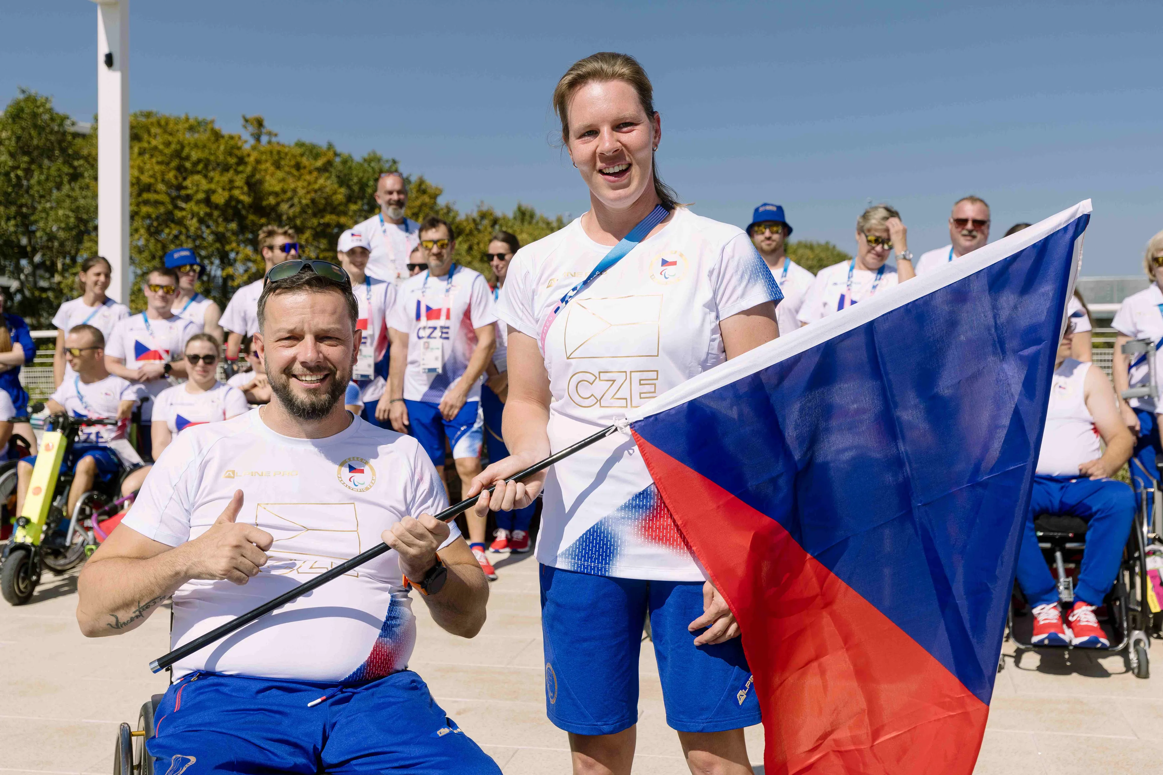 Vlajkonoši Kisý a Luxová © Český paralympijský tým