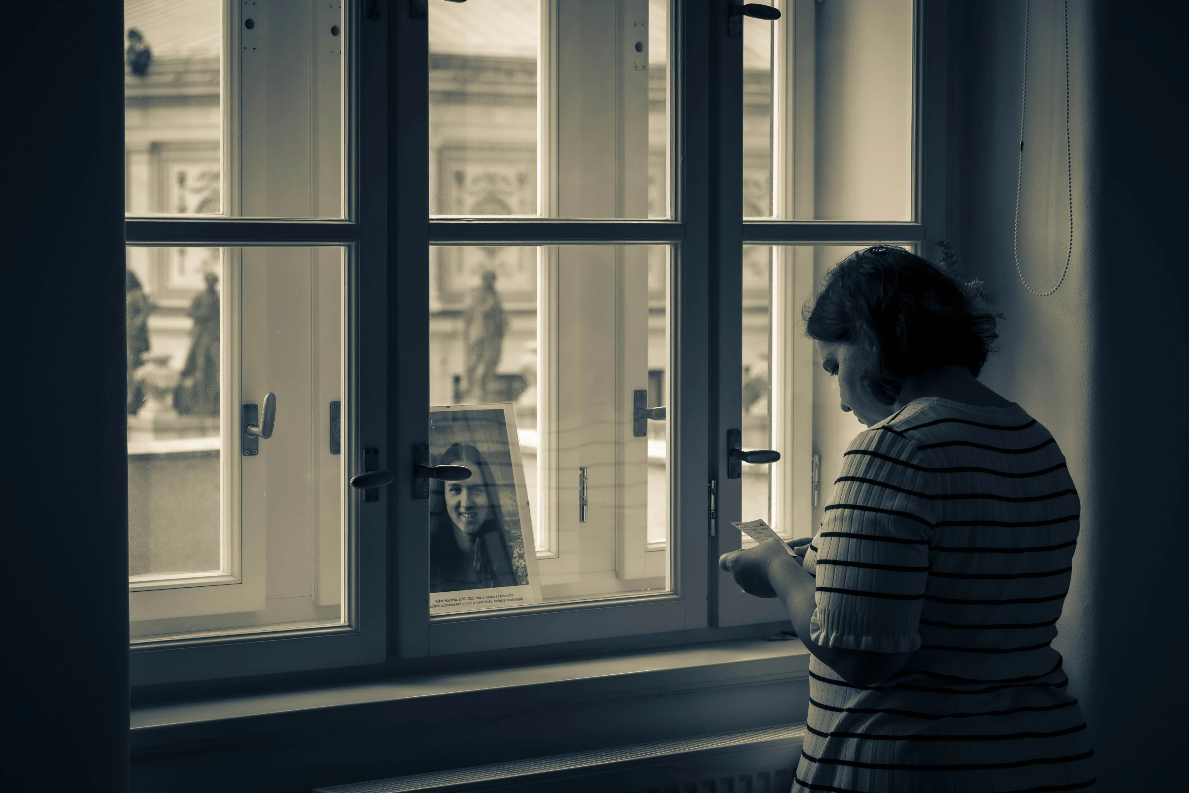 Děkanka Eva Lehečková si čte vzkazy na Tichém místě foto Marketa Oddfish Neslehova