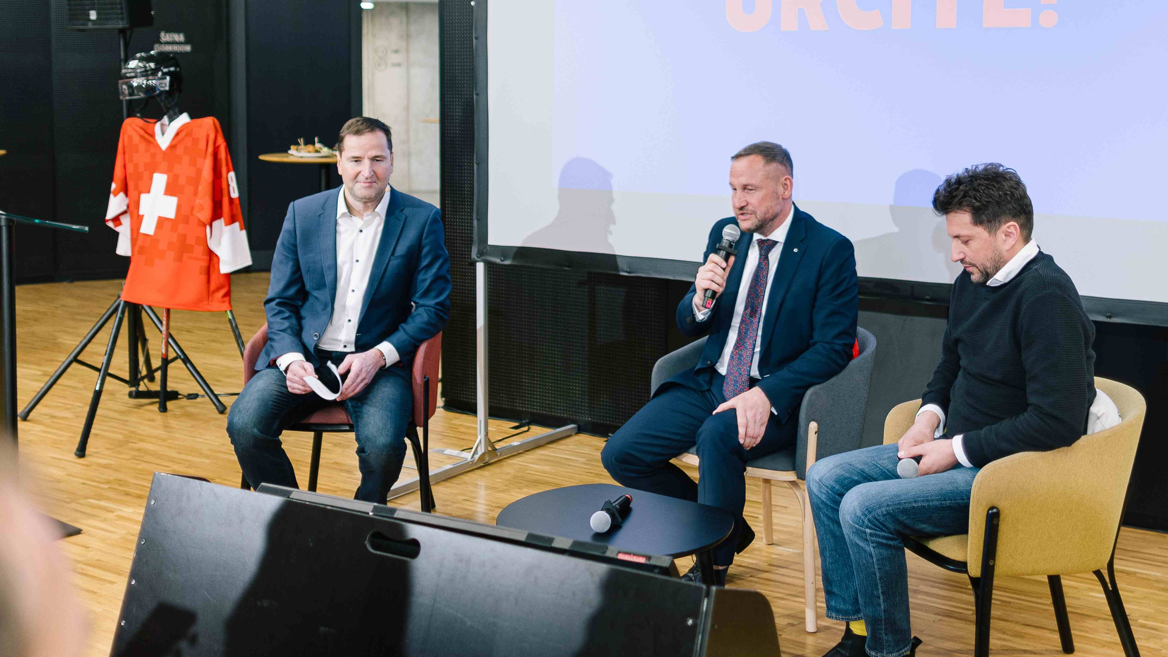 Snímek z tiskové konference. Zleva Robert Záruba, Jan Souček, Dan Strejc