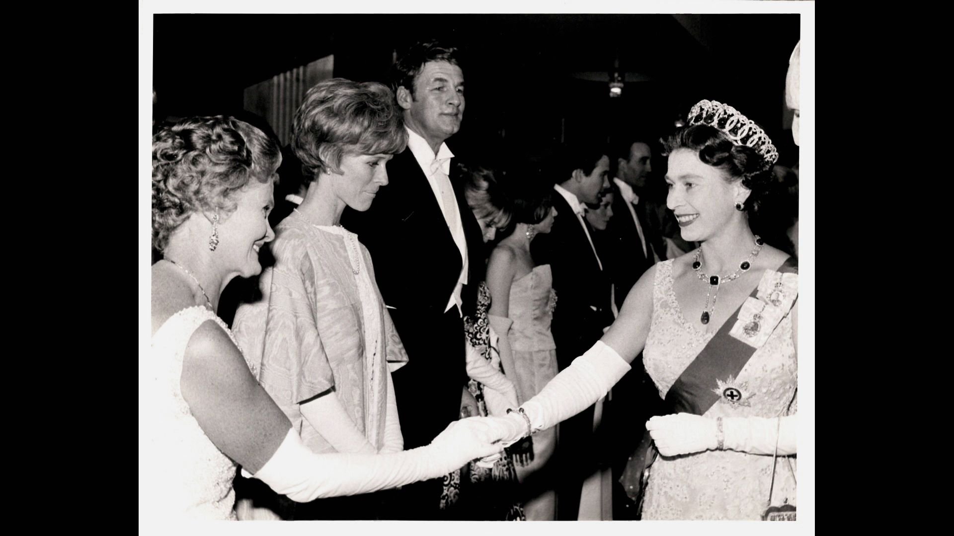 Zrozena pro Afriku © Česká televize Joy Adamsonová a Alžběta II.