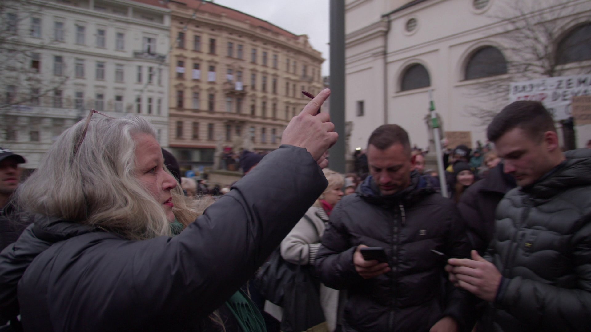 Reportáž psaná na benzínce © Česká televize Ivana Svobodová na protivládní demonstraci