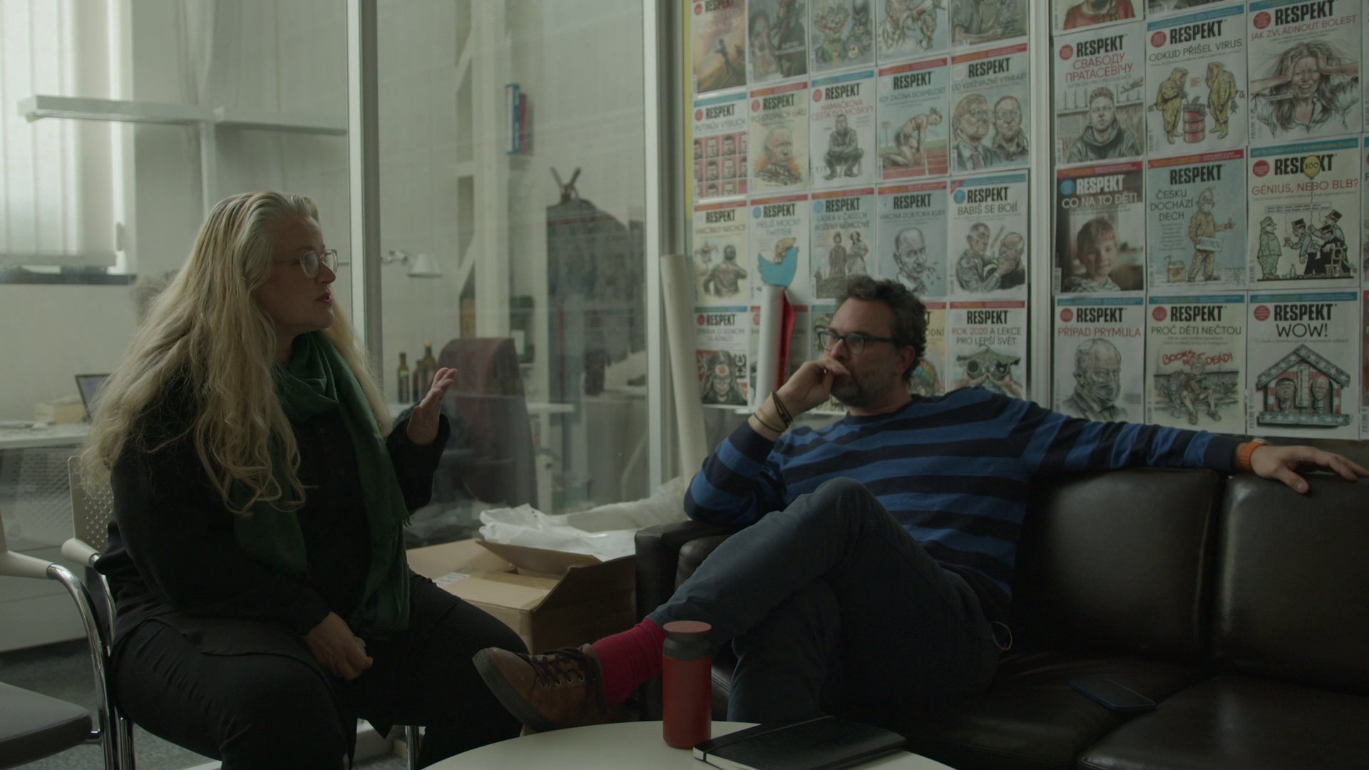 Reportáž psaná na benzínce © Česká televize Ivana Svobodová se šéfredaktorem Respektu Erikem Taberym