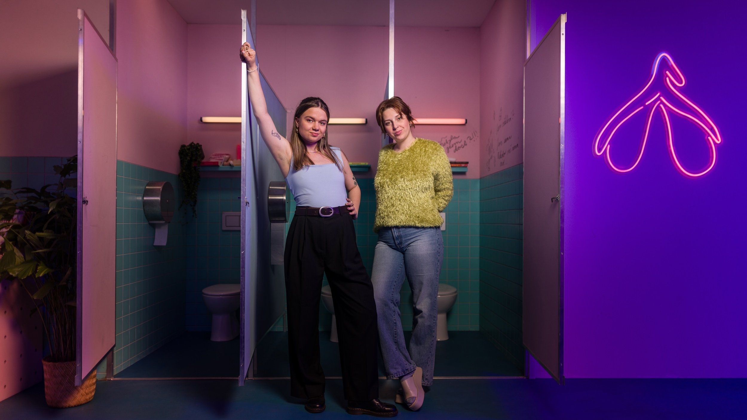 Na záchodcích Zuzana Kašparová a Terézia Ferjančeková© Česká televize foto Mikuláš Křepelka