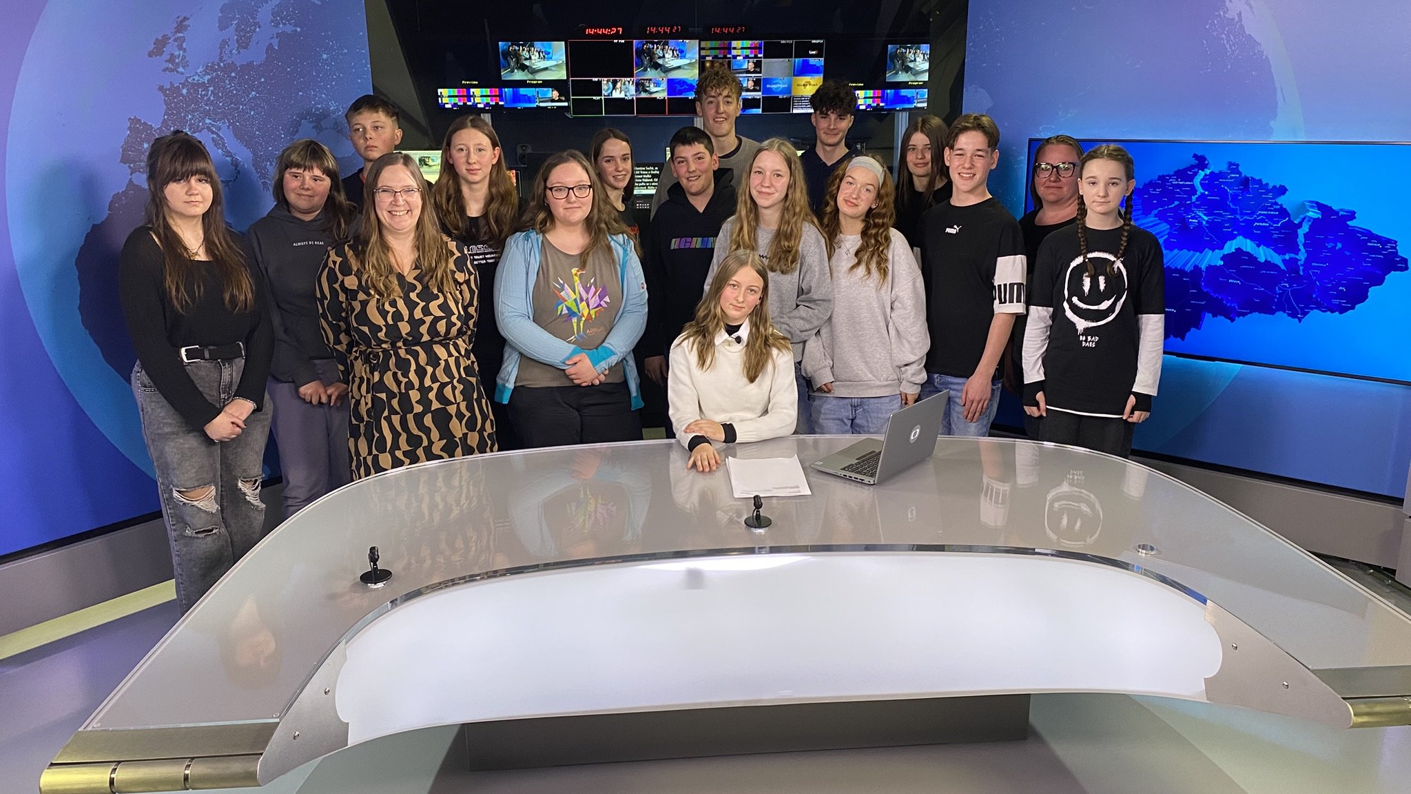 Plzeňské televizní studio učí žáky ověřovat informace i mluvit do kamery