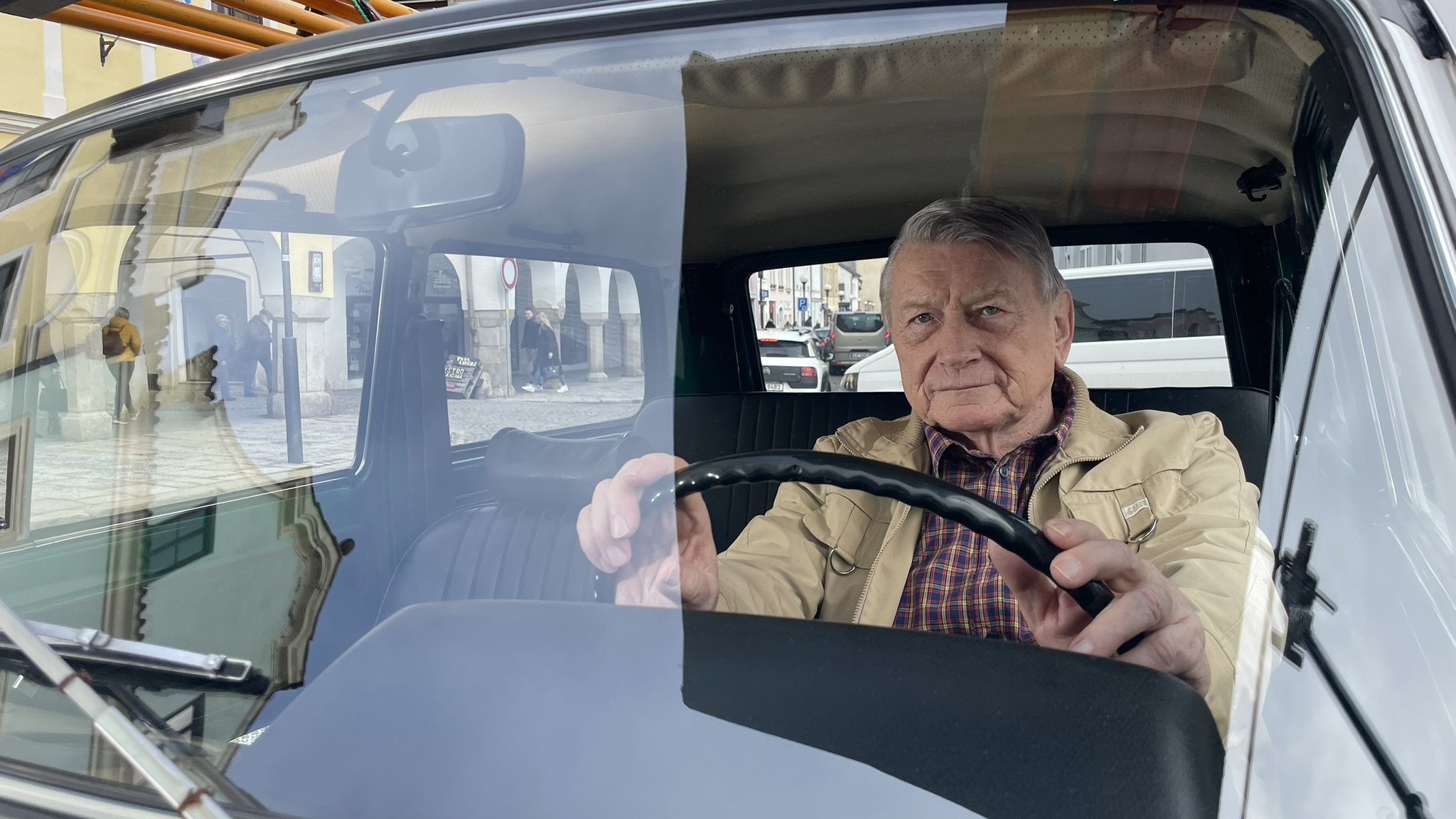 Herec Josef Dvořák se při natáčení dokumentu vrátil do období vzniku seriálu Návštěvníci © Česká televize