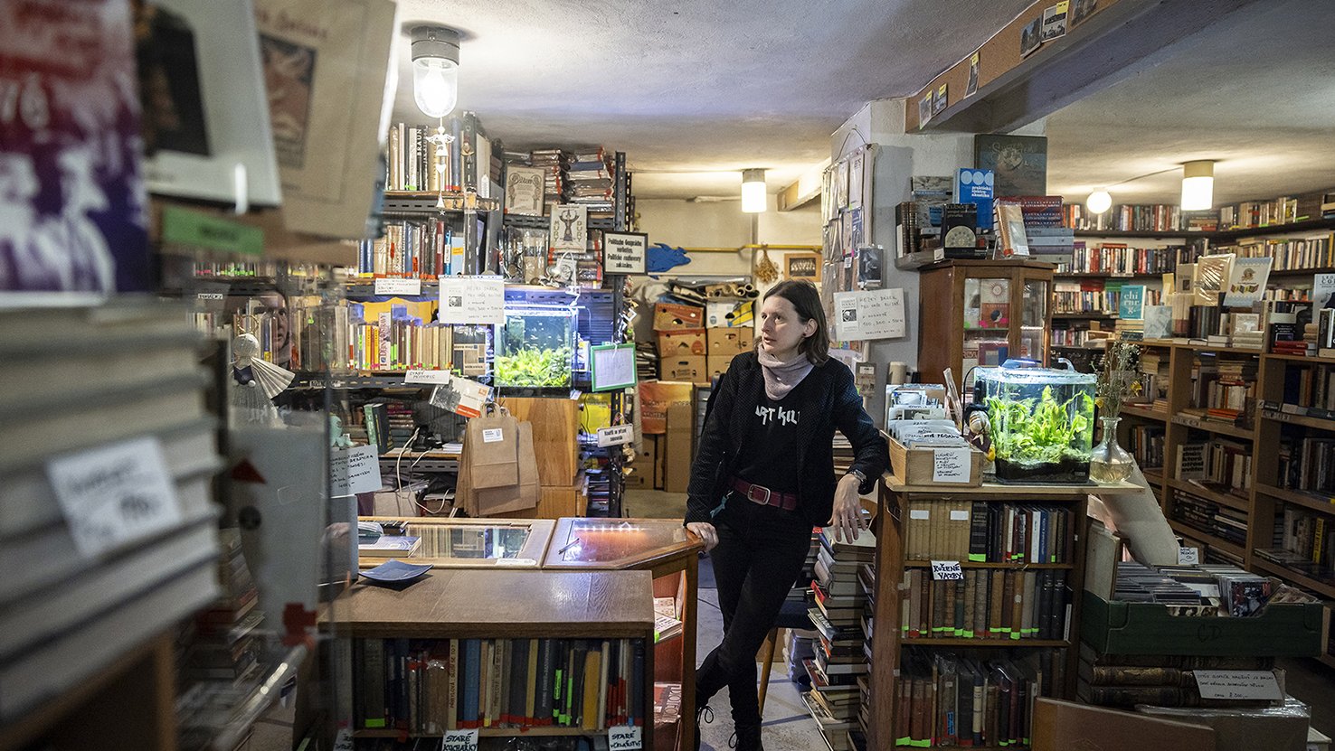 Nejen prodejny, ale místa s duší. Dokument České televize mapuje život antikvariátů v době e-shopů