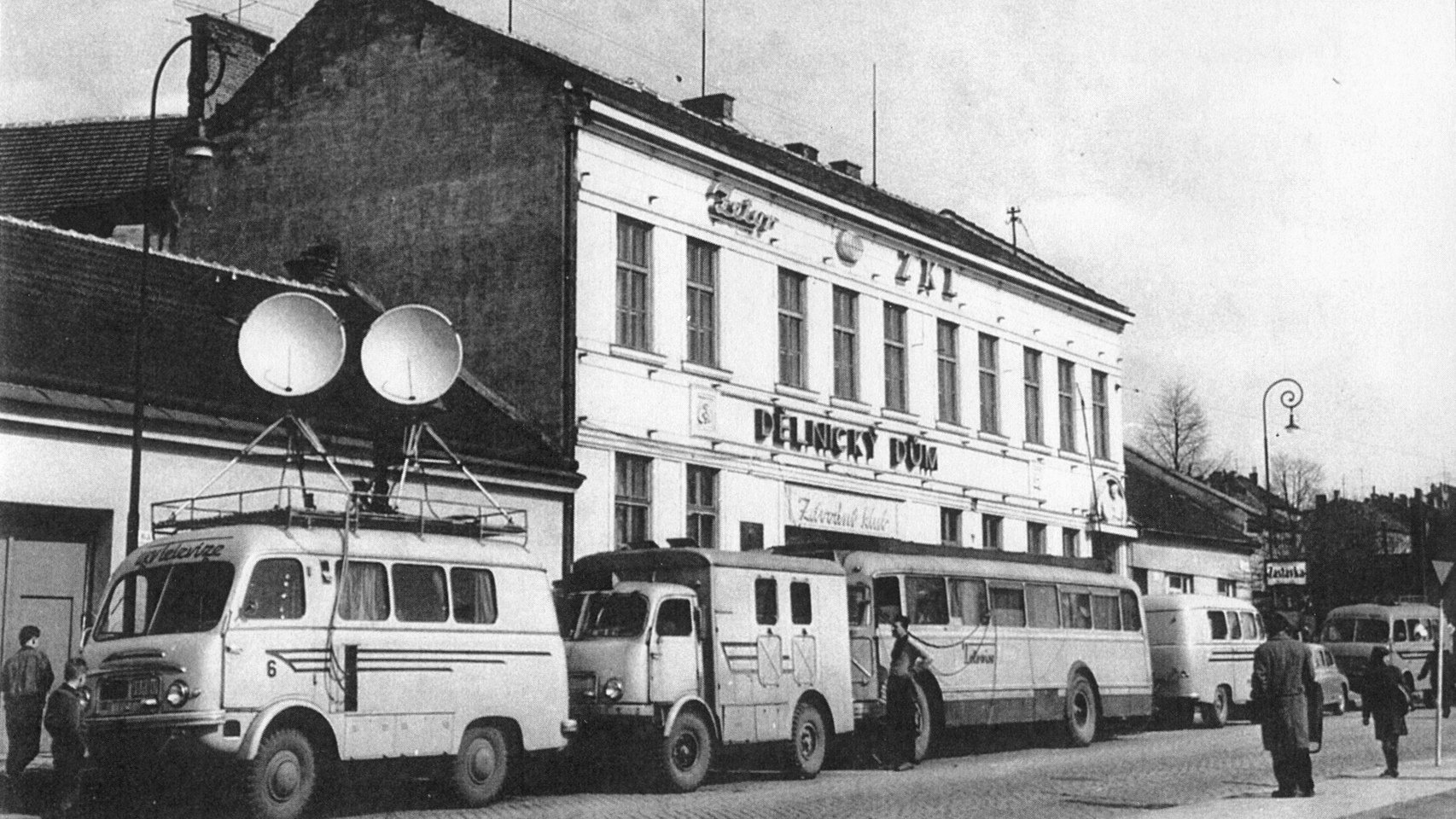 Počátky vysílání_přenosové vozy ČST před Dělnickým domem v Brně © Česká televize