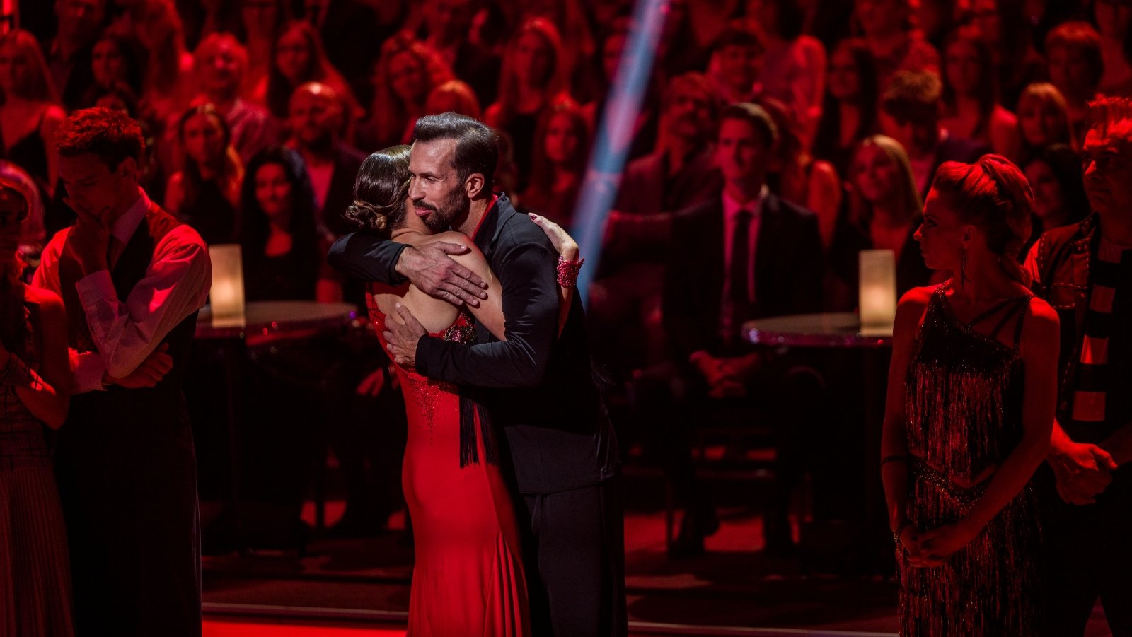 První vyřazovací večer se stal osudným Radku Štěpánkovi a Vandě Bartošové Dětinské. StarDance opustili s tangem