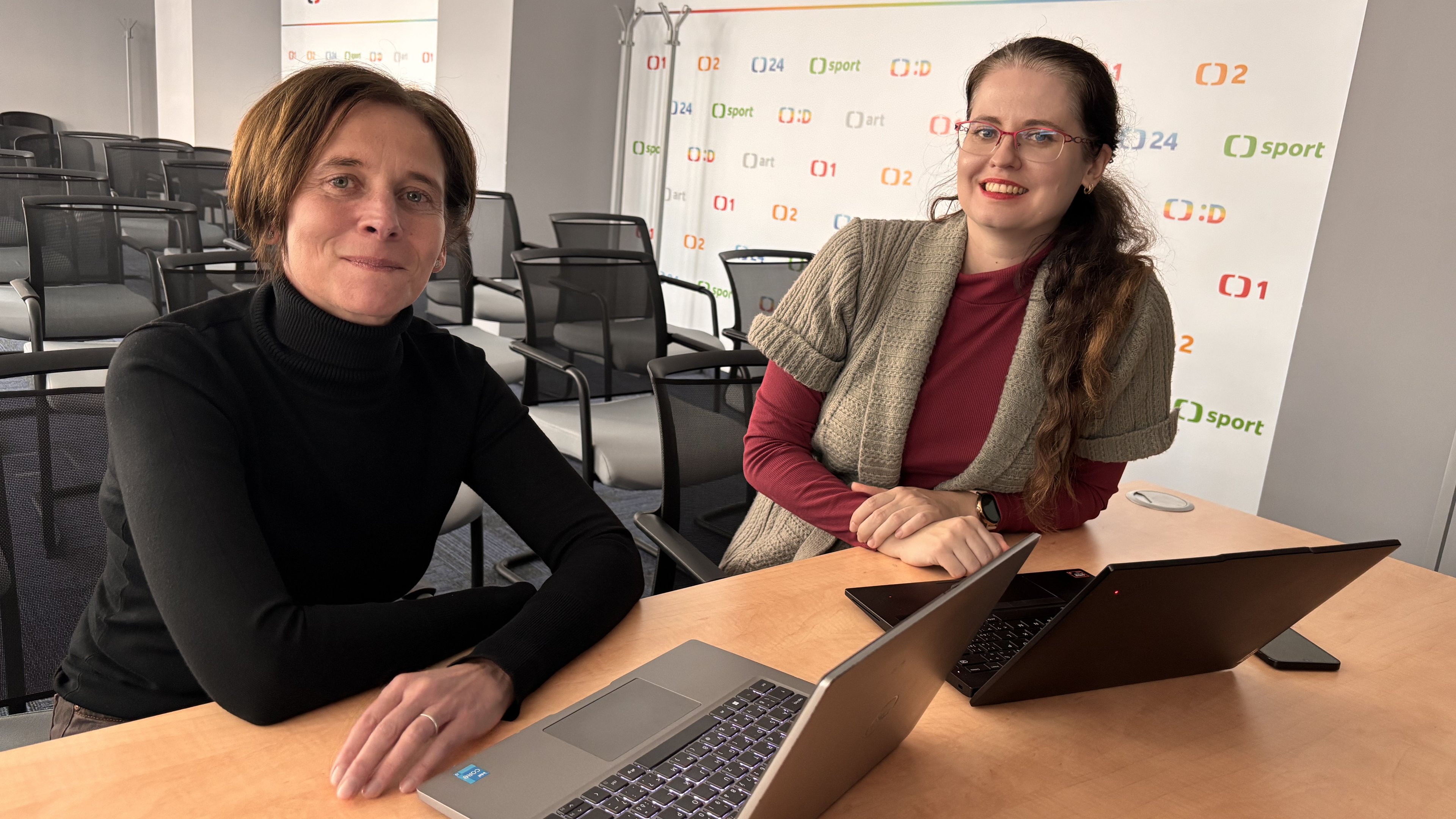 Koordinátorka Petra Mašková a asistentka odd. služeb pro smyslová postižení Simona Kostrhunová © Česká televize